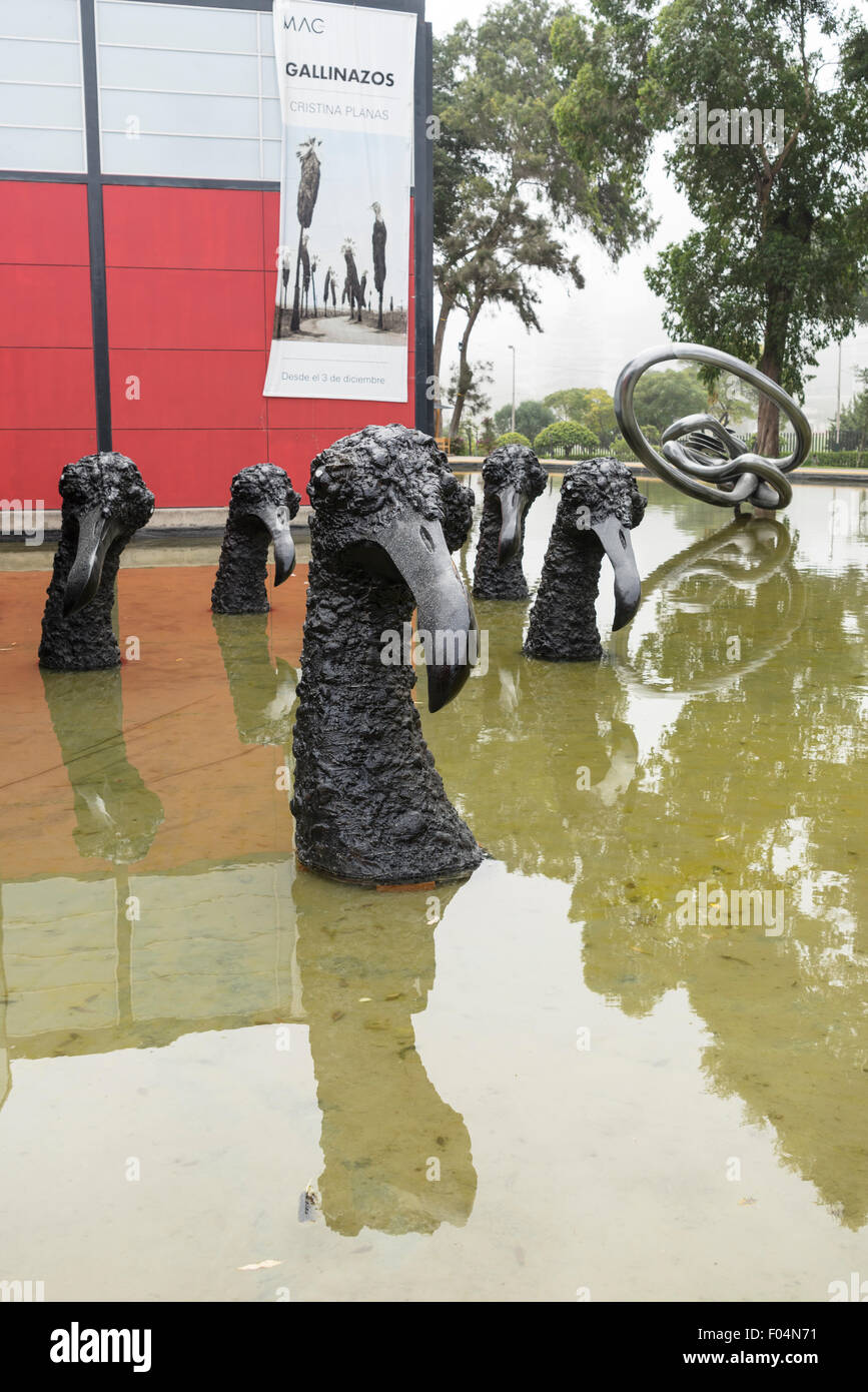 Installazione presso il MAC - Museo di Arte Contemporanea in Lima, Perù. Artista Cristina Planas ha presentato sette avvoltoi dei capi Foto Stock