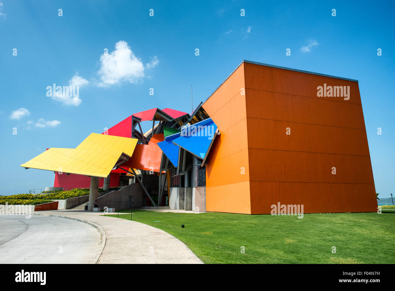 PANAMA CITY, Panama - aperto ai visitatori nell'ottobre 2014 e ospitato in un edificio caratteristico progettato dal famoso architetto Frank Gehry, il Biomuseo si è concentrato sulla biodiversità di Panama e sul ruolo speciale che l'istmo panamense ha svolto come ponte di terra tra il Nord e il Sud America. Si trova sul Causeway di Panama City, con vedute sul Pacifico da un lato e l'entrata del Canale di Panama dall'altro. Foto Stock