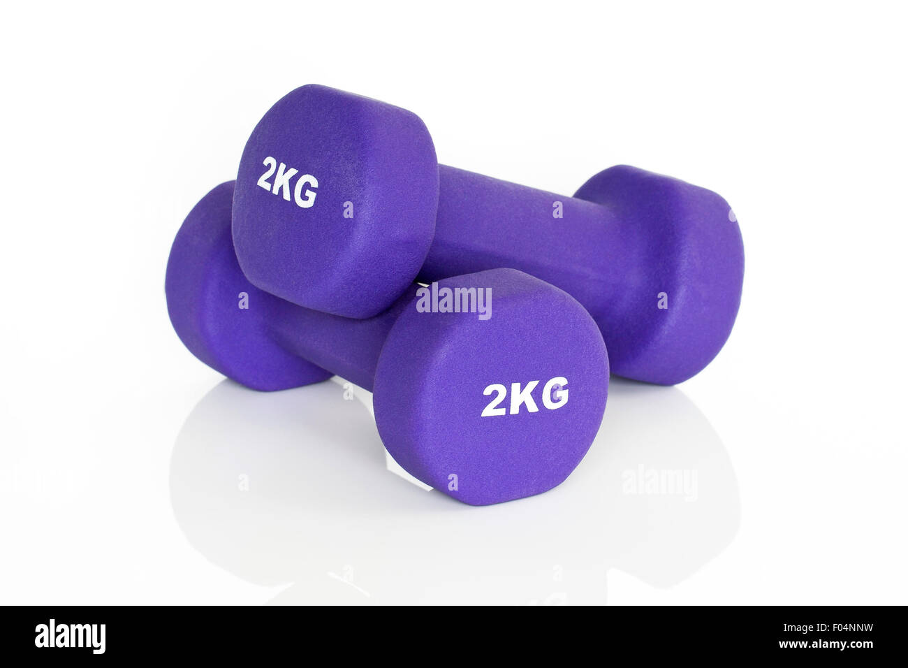 Blue 2kg manubri isolati su sfondo bianco. I pesi per un allenamento di fitness. Foto Stock