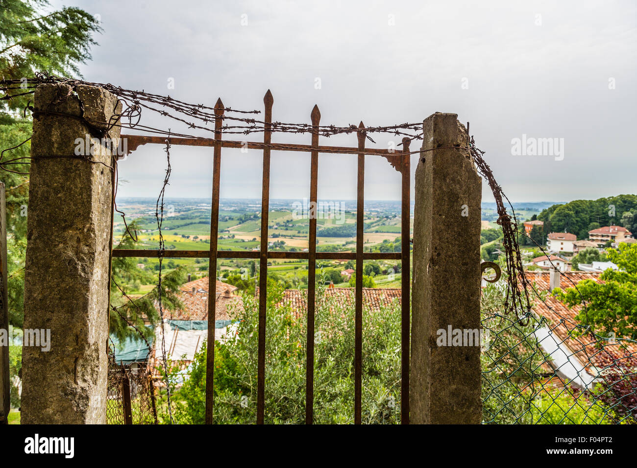 Antico cancello arrugginito in rovine che si affaccia sulla campagna  dell'Emilia Romagna in Italia Foto stock - Alamy