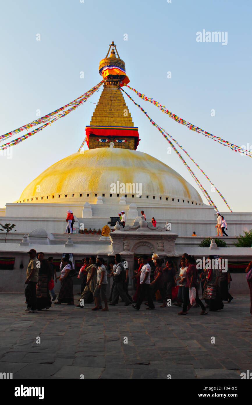 Pellegrini buddista. Un gruppo di persone buddista passeggiate intorno al Boudha Stupa di Boudha, Kathmandu Foto Stock