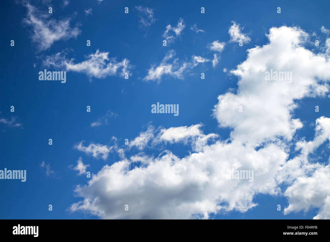 Puffy bianca nuvola nel cielo blu Foto Stock