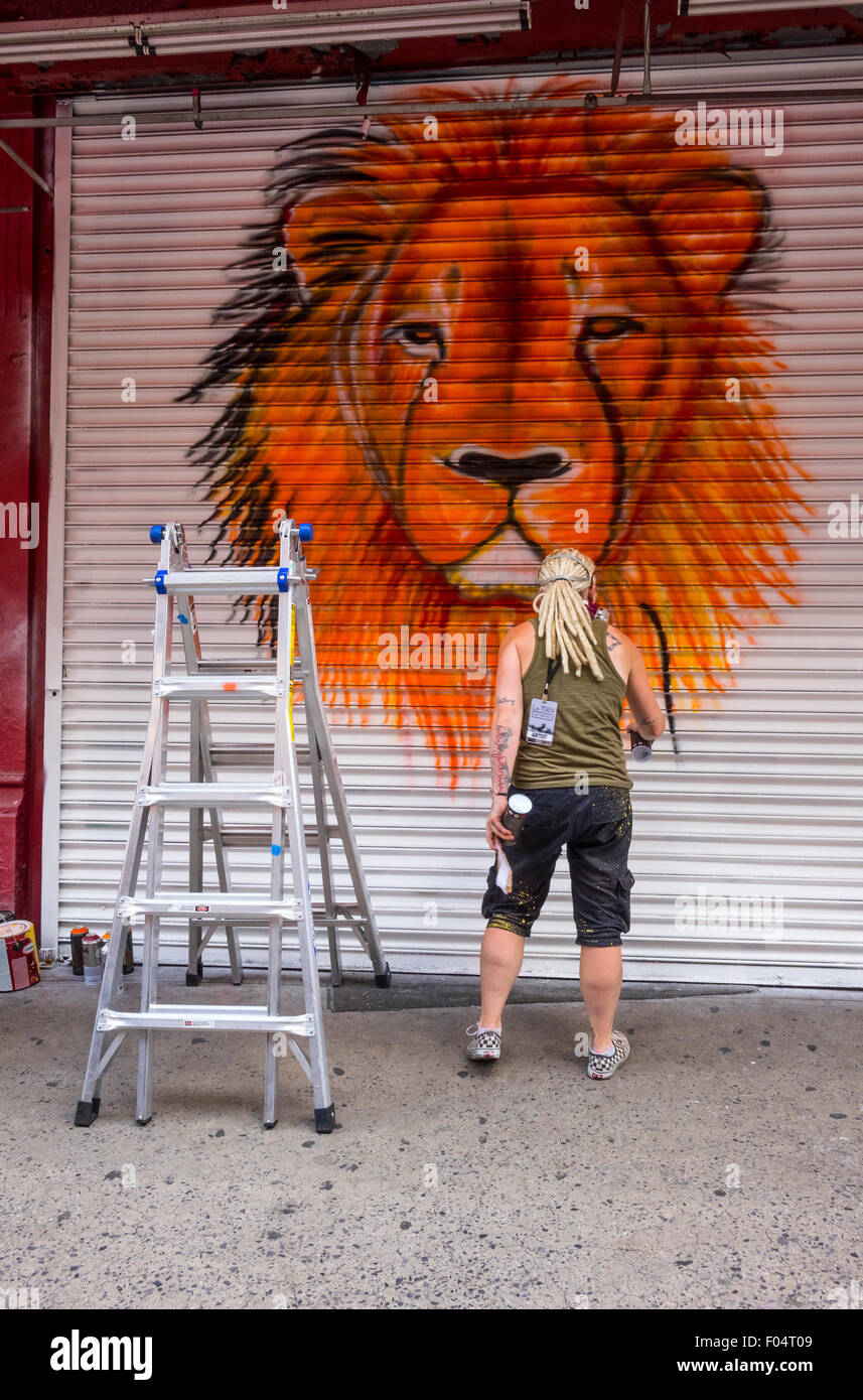 Lion essendo murale dipinto su un otturatore chiuso con un po' di Italia nella città di New York Foto Stock