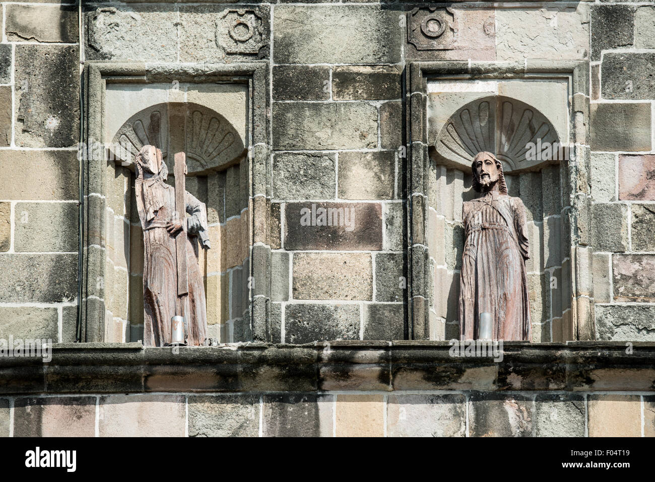 PANAMA CITY, Panama: Statue in legno scolpite sul fronte della Catedral metropolitana a casco Viejo a Panama City. Situata sul lato occidentale di Plaza de la Independencia (o Plaza Mayor), la Catedral metropolitana fu costruita tra il 1688 e il 1796. È una delle più grandi cattedrali dell'America centrale ed è stata gravemente trascurata prima di subire importanti restauri nel 2003. Foto Stock