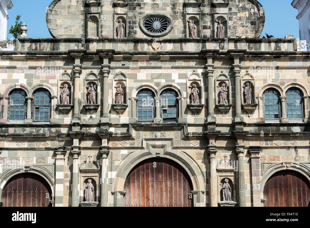 PANAMA - situata sul lato occidentale di Plaza de la Independencia (o Plaza Mayor), la Catedral metropolitana fu costruita tra il 1688 e il 1796. È una delle più grandi cattedrali dell'America centrale ed è stata gravemente trascurata prima di subire importanti restauri nel 2003. Foto Stock