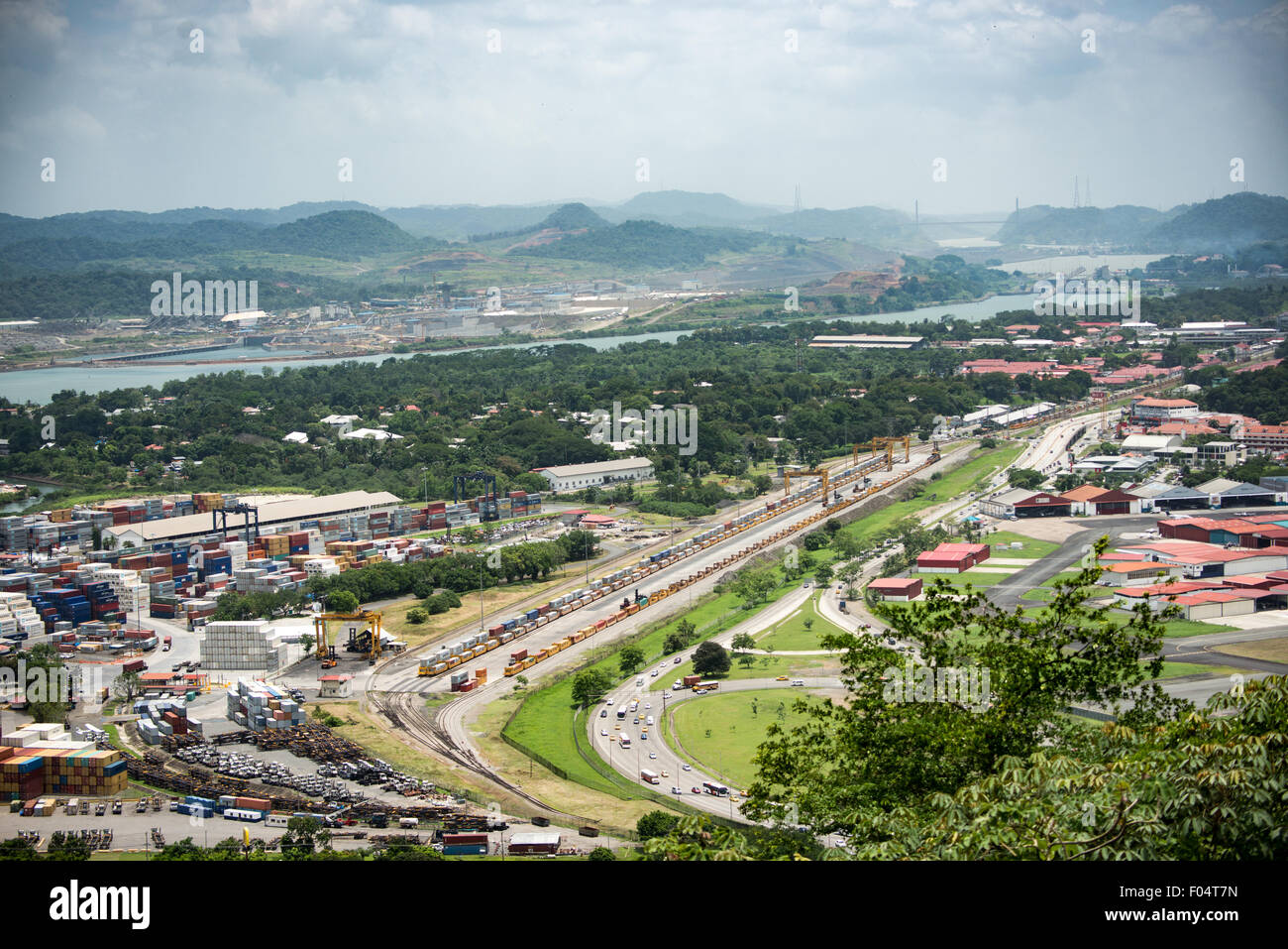 Porto d'ingresso del Canale di Panama di Balboa città di Panama // CITTÀ DI PANAMA, Panama - Una vista sul Porto di Balboa e l'ingresso del Canale di Panama dalla cima della collina di Ancon. Ancon Hill è alta solo 654 metri, ma offre una vista impressionante sulle sezioni nuove e vecchie di Panama City. Con vista sia sull'Oceano Pacifico che sull'ingresso del Canale di Panama, l'area era storicamente il punto in cui era centrata l'amministrazione del Canale di Panama e ora ha un mix di residenze di lusso e dipartimenti governativi. Foto Stock
