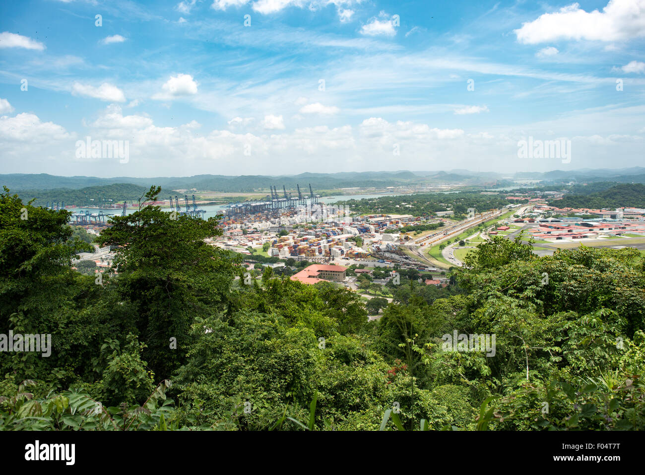 CITTÀ DI PANAMA, Panama: Una vista sul porto di Balboa e l'ingresso del canale di Panama dalla cima della collina di Ancon. Ancon Hill è alta solo 654 metri, ma offre una vista impressionante sulle sezioni nuove e vecchie di Panama City. Con vista sia sull'Oceano Pacifico che sull'ingresso del Canale di Panama, l'area era storicamente il punto in cui era centrata l'amministrazione del Canale di Panama e ora ha un mix di residenze di lusso e dipartimenti governativi. Foto Stock