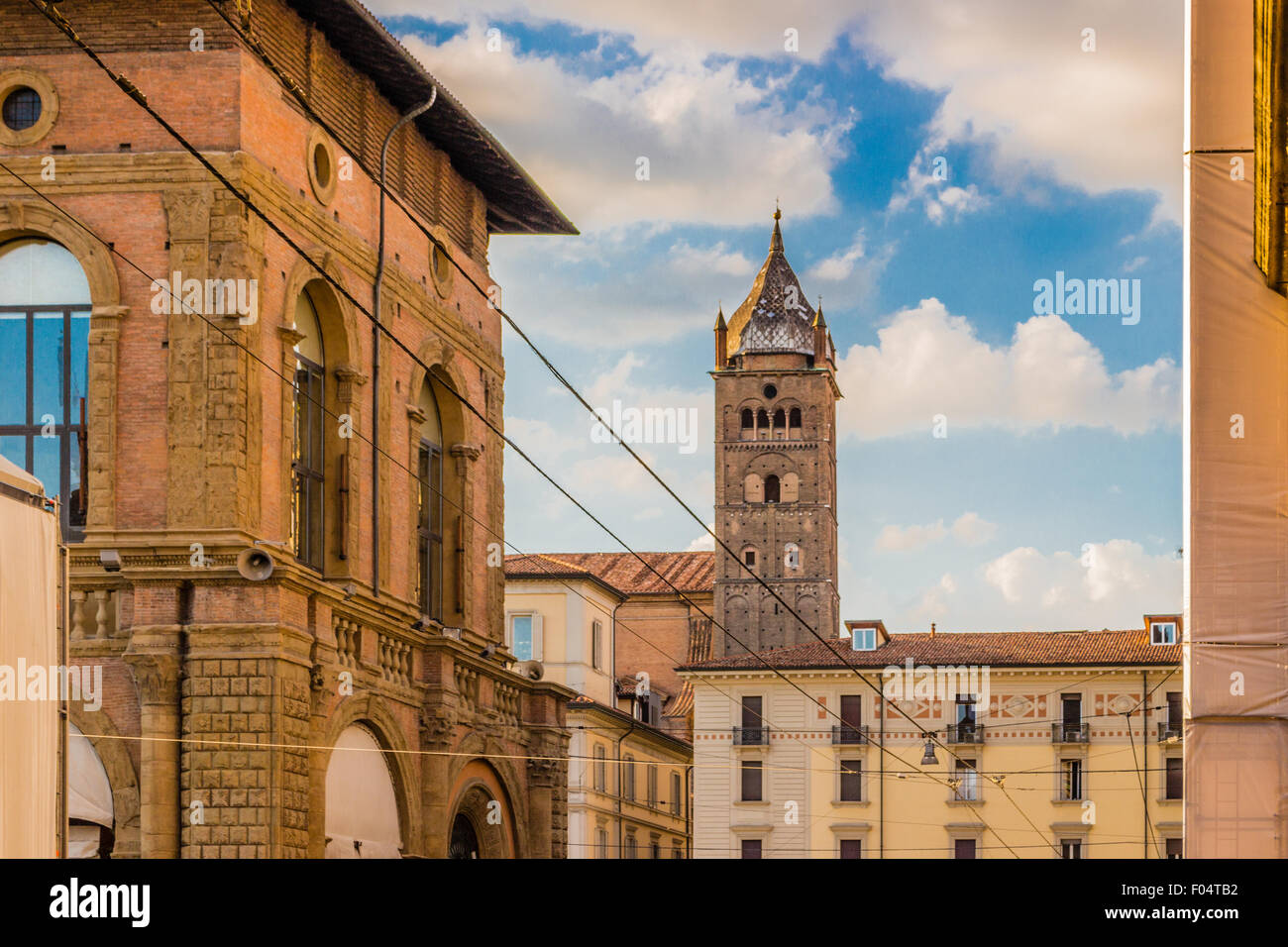 Moderno e vecchi sentimenti insieme mentre si cammina attraverso vicoli, portici e gli antichi edifici del centro storico di Bologna in Italia settentrionale Foto Stock