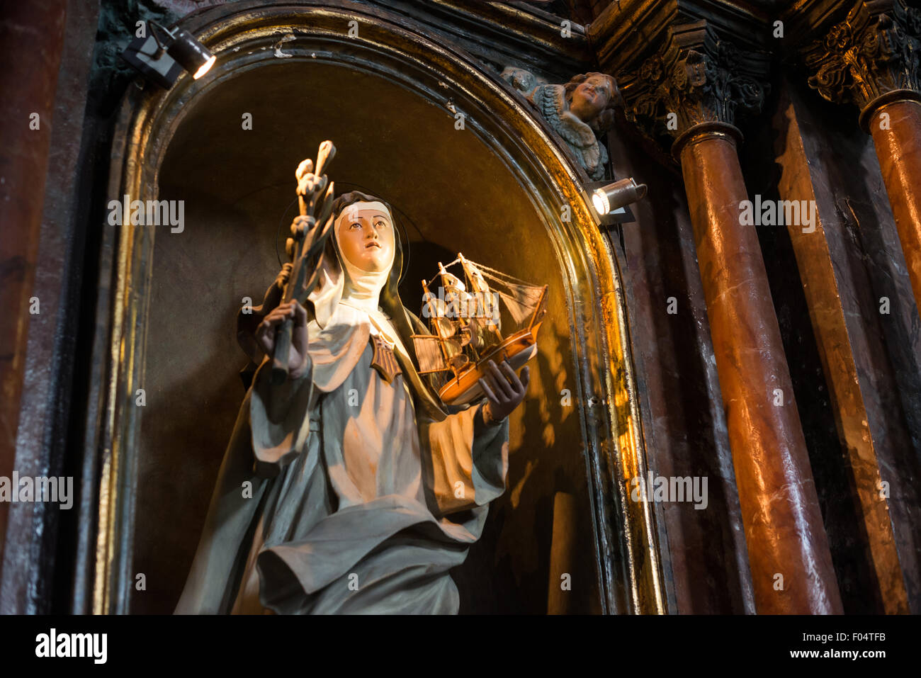 CITTÀ DI PANAMA, Panama. Risalente al 1680, la Iglesia de la Merced sorge nel cuore di casco Viejo, la storica città vecchia di Panama City. Il suo interno è riccamente decorato con statue e arte religiosa. María de Cervelló è stato un santo spagnolo del XIII secolo. È spesso raffigurata con le navi dopo la sua leggenda di essere vista dopo la sua morte sulle ali del vento per proteggere le navi dai venti infurianti. Foto Stock