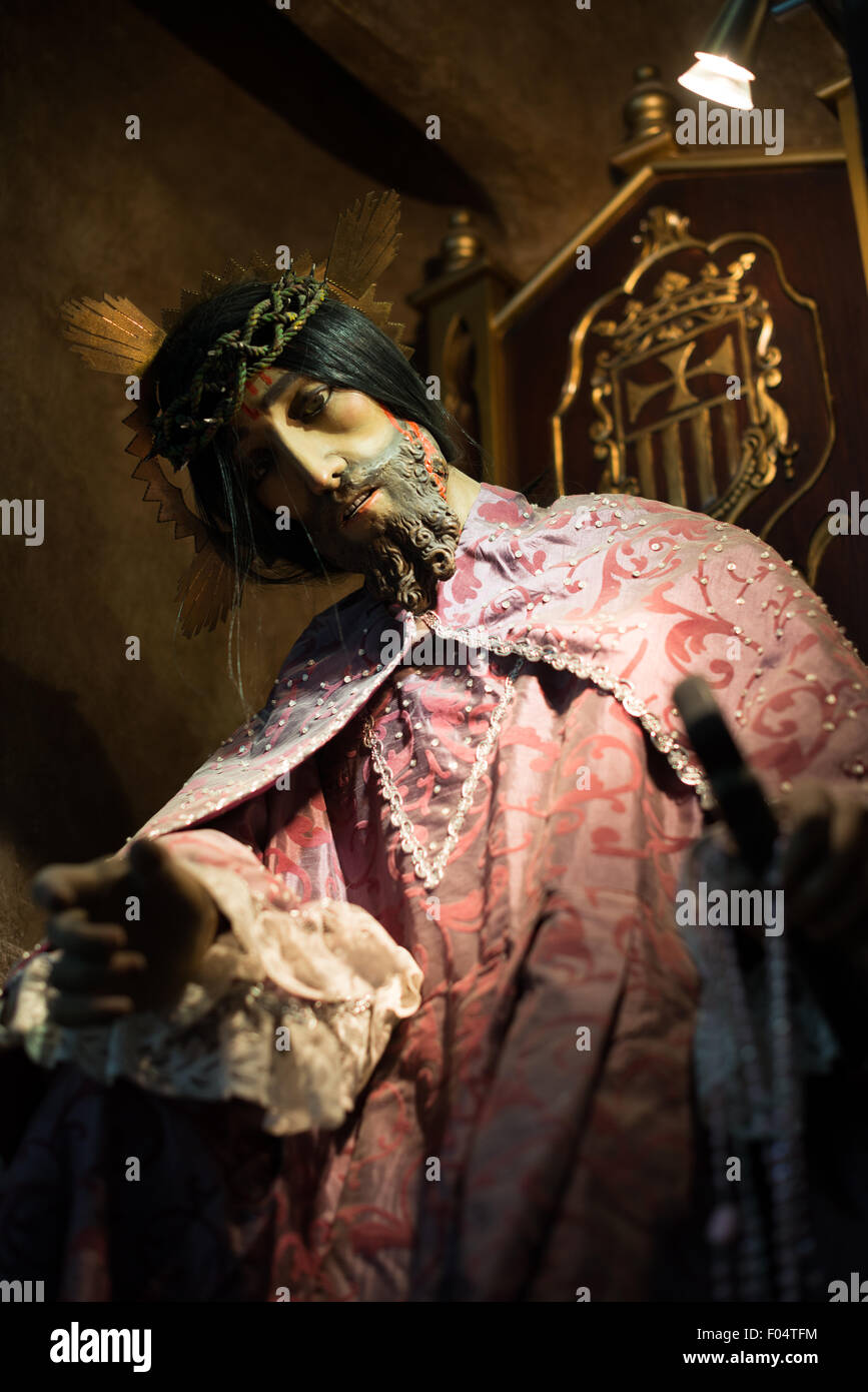 Statua del Cristo la Iglesia de la Merced casco Viejo Panama City // PANAMA CITY, Panama — Una statua di Cristo a la Iglesia de la Merced a casco Viejo, il quartiere storico di Panama City. La chiesa, risalente al XVII secolo, presenta una facciata in stile barocco ed è stata originariamente costruita dai frati mercedari. Casco Viejo, noto anche come casco Antiguo, è stato dichiarato Patrimonio dell'Umanità dall'UNESCO nel 1997. Il quartiere è caratterizzato da architettura coloniale, strade strette e piazze storiche che riflettono il passato coloniale spagnolo di Panama. Foto Stock