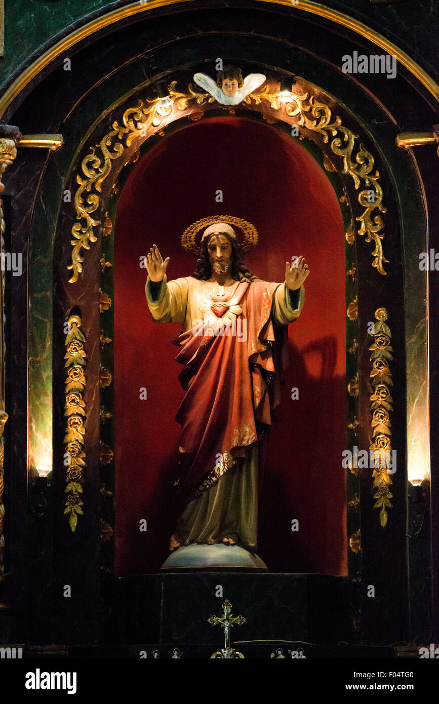 Statua del Cristo la Iglesia de la Merced Panama City Panama // PANAMA CITY, Panama — Una statua di Cristo si trova in un altare laterale di la Iglesia de la Merced a casco Viejo, il quartiere storico di Panama City. La chiesa, risalente al XVII secolo, presenta una facciata in stile barocco ed è stata originariamente costruita dai frati mercedari. Casco Viejo, noto anche come casco Antiguo, è stato dichiarato Patrimonio dell'Umanità dall'UNESCO nel 1997. Il quartiere è caratterizzato da architettura coloniale, strade strette e piazze storiche che riflettono il passato coloniale spagnolo di Panama. Foto Stock