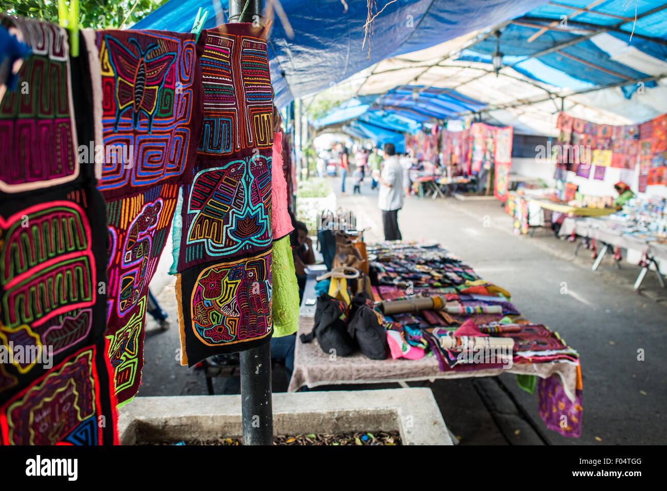 PANAMA CITY, Panama: Tessuti colorati in stile locale in vendita in un mercato turistico sul lungomare di casco Viejo, la storica città vecchia di Panama City, Panama. Foto Stock