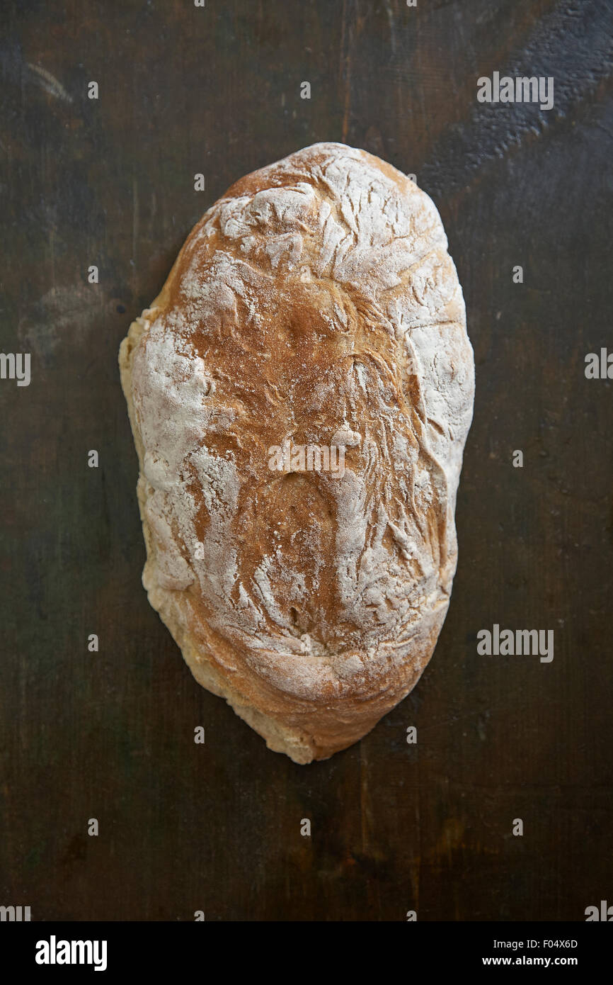 Il pane artigianale su una tavola di legno Foto Stock