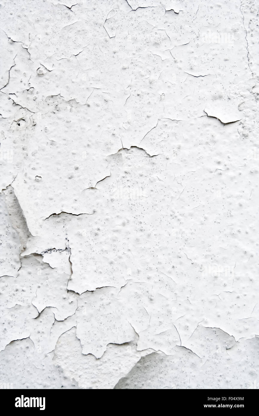 Composizione verticale di incrinate obsoleto muro bianco Foto Stock