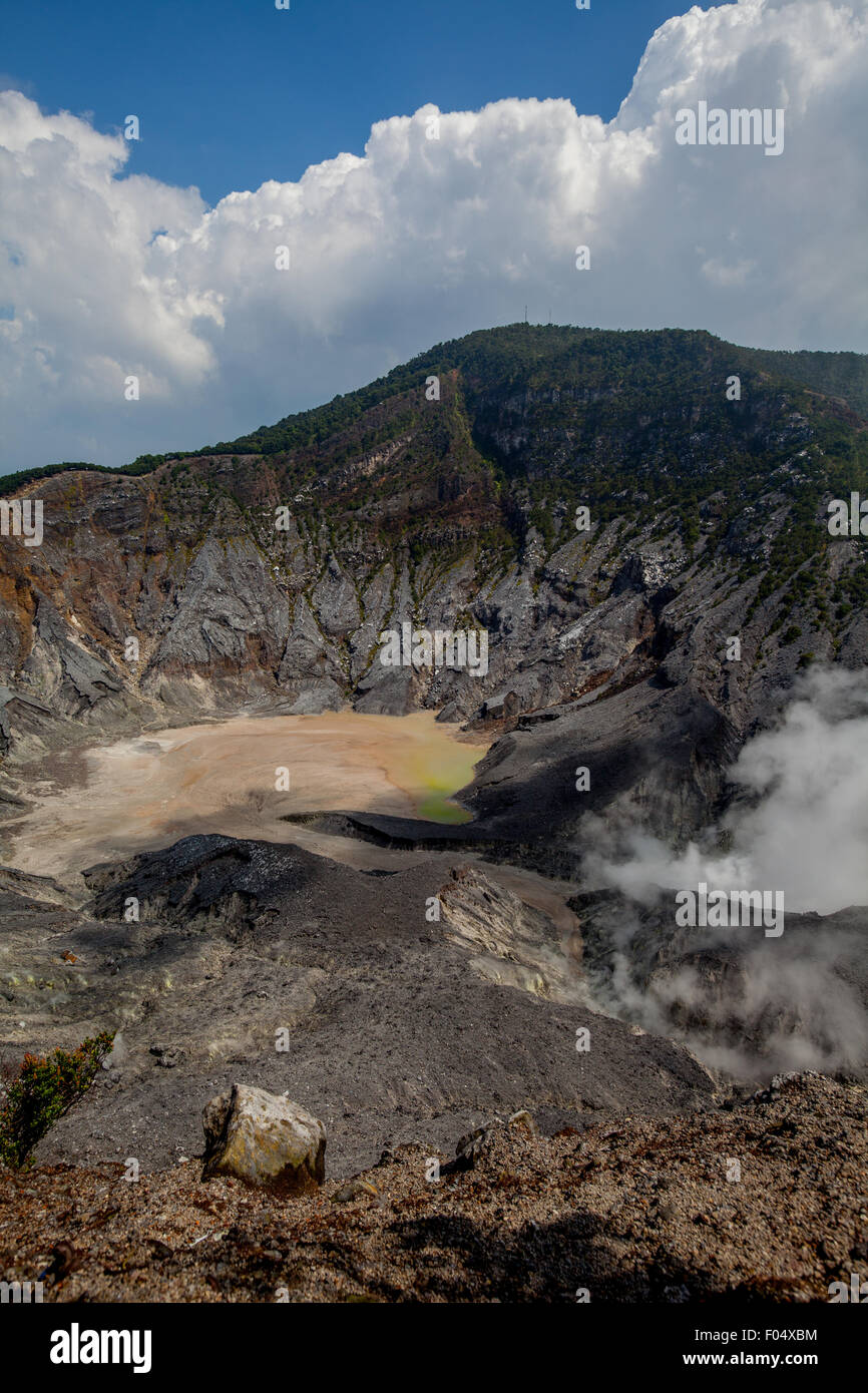 Crateri del vulcano del Monte Tangkuban Perahu a Lembang, West Bandung, West Java, Indonesia. Foto Stock