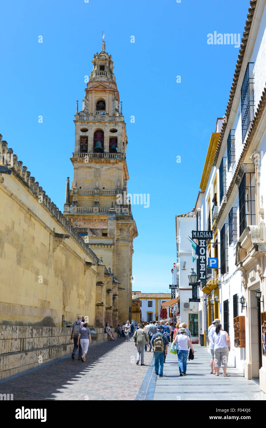 La Mezquita mura e la torre campanaria a Cordoba o Córdoba, Spagna Foto Stock