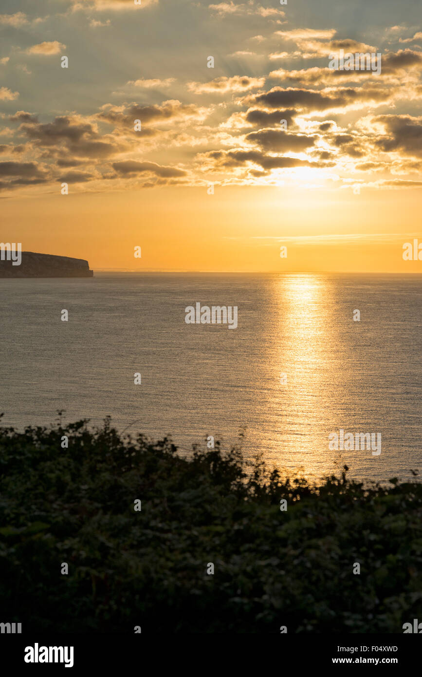 Isola di Wight, 7 agosto 2015. Una bellissima alba a Sandown, guardando attraverso il Solent. La previsione è per una giornata di sole in gran parte del Regno Unito con il tempo è caldo durante il prossimo fine settimana dopo il recente cool magia. Credito Eales Julian/Alamy Live News Foto Stock