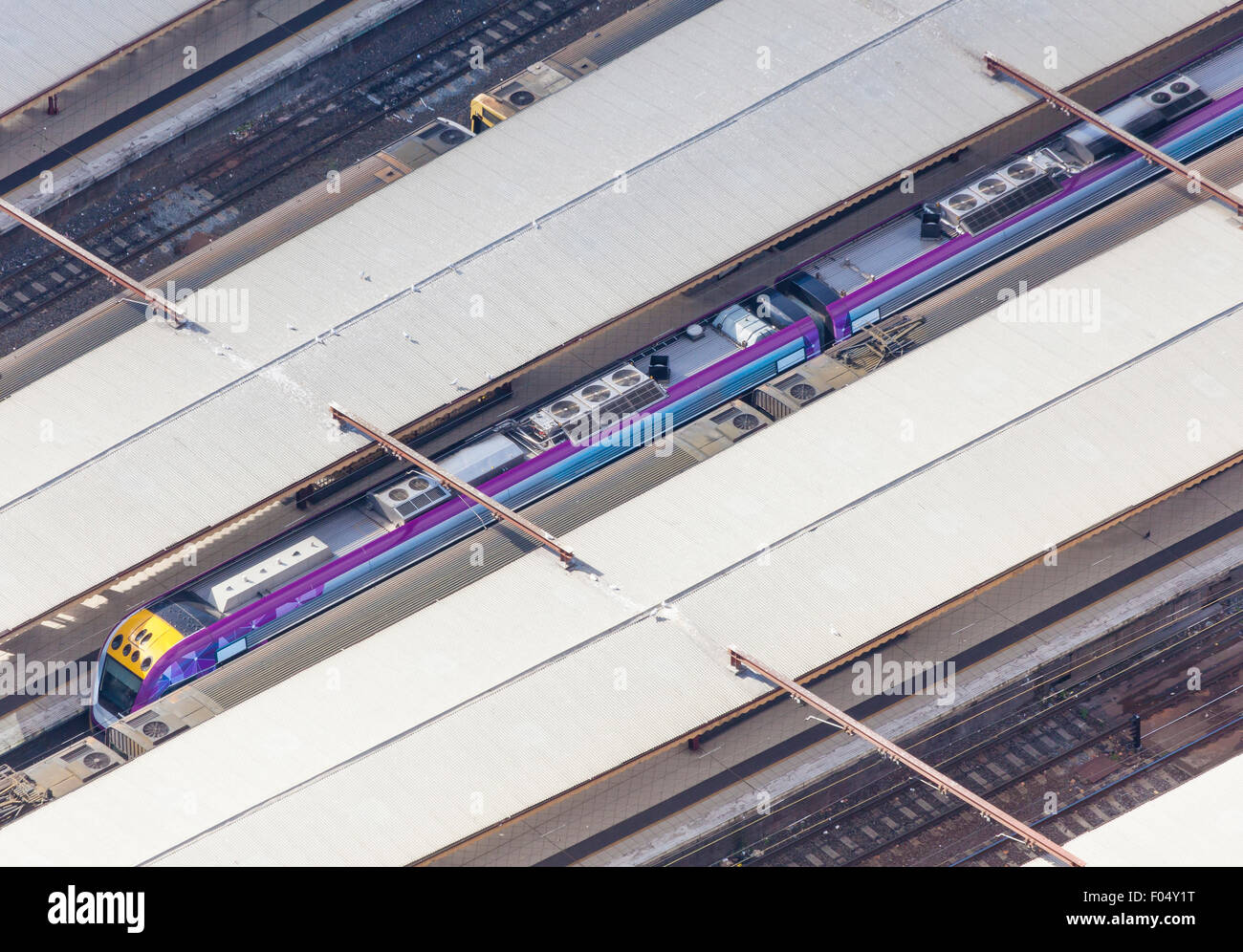 Vista aerea del treno in una stazione ferroviaria Foto Stock