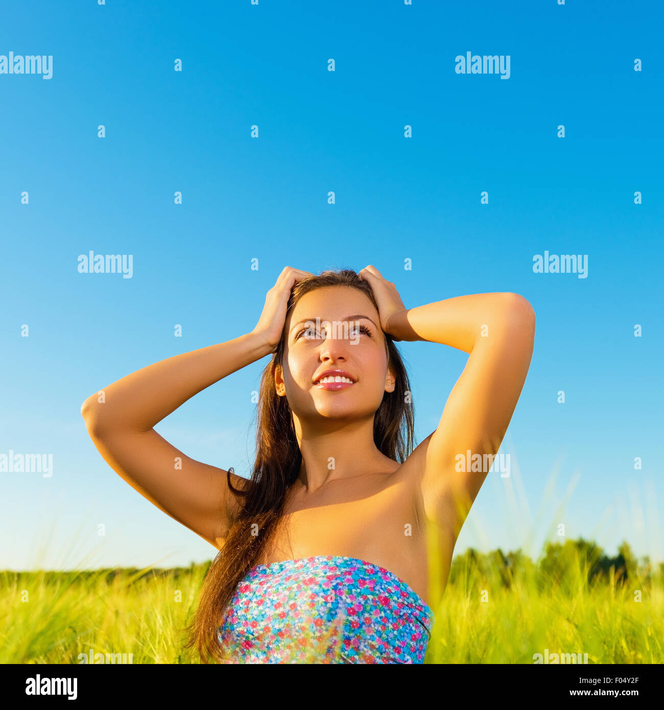Ritratto di una giovane e bella donna felice in estate sulla natura. Foto Stock
