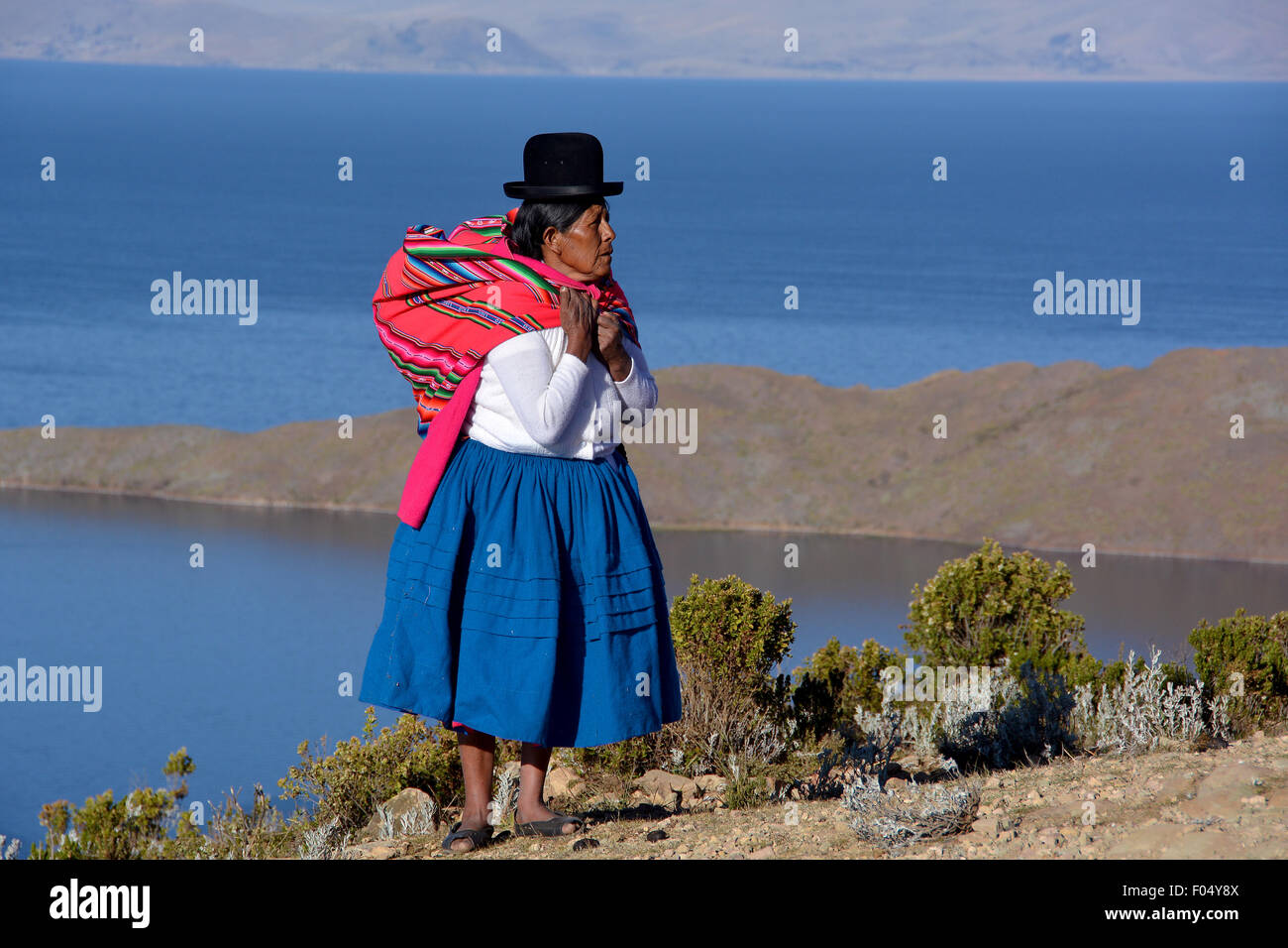 Indio donna nel tradizionale costume di festa per il nuovo anno festival di indiani Aymara, Isla del Sol, isola del sole Foto Stock