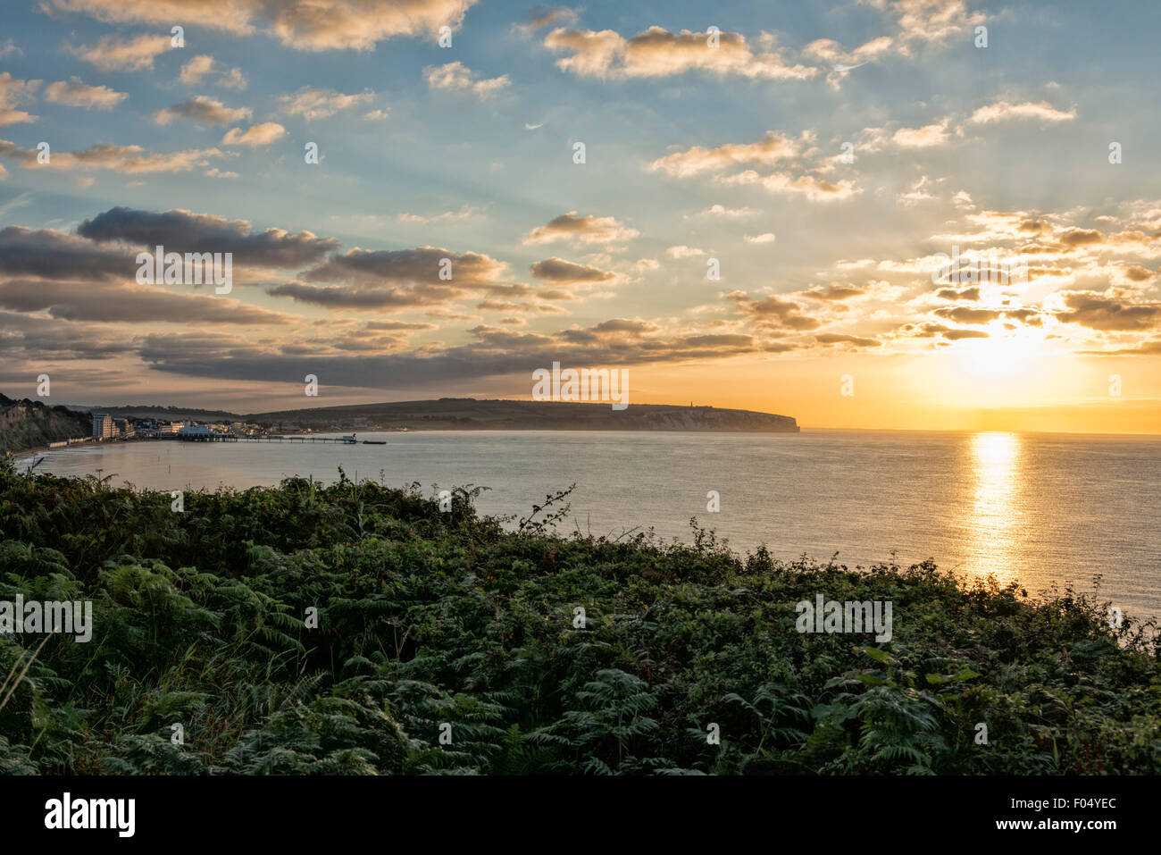 Isola di Wight, 7 agosto 2015. Una bellissima alba a Sandown, guardando attraverso il Solent. La previsione è per una giornata di sole in gran parte del Regno Unito con il tempo è caldo durante il prossimo fine settimana dopo il recente cool magia. Credito Eales Julian/Alamy Live News Foto Stock