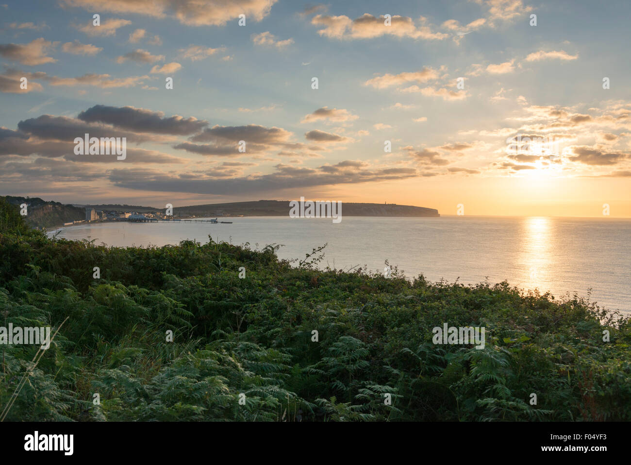 Isola di Wight, 7 agosto 2015. Una bellissima alba a Sandown, guardando attraverso il Solent. La previsione è per una giornata di sole in gran parte del Regno Unito con il tempo è caldo durante il prossimo fine settimana dopo il recente cool magia. Credito Eales Julian/Alamy Live News Foto Stock