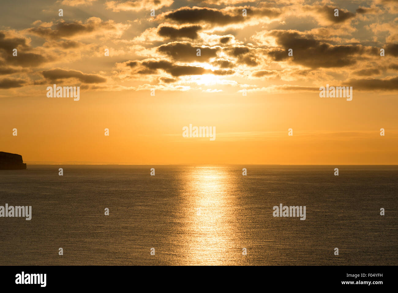 Isola di Wight, 7 agosto 2015. Una bellissima alba a Sandown, guardando attraverso il Solent. La previsione è per una giornata di sole in gran parte del Regno Unito con il tempo è caldo durante il prossimo fine settimana dopo il recente cool magia. Credito Eales Julian/Alamy Live News Foto Stock