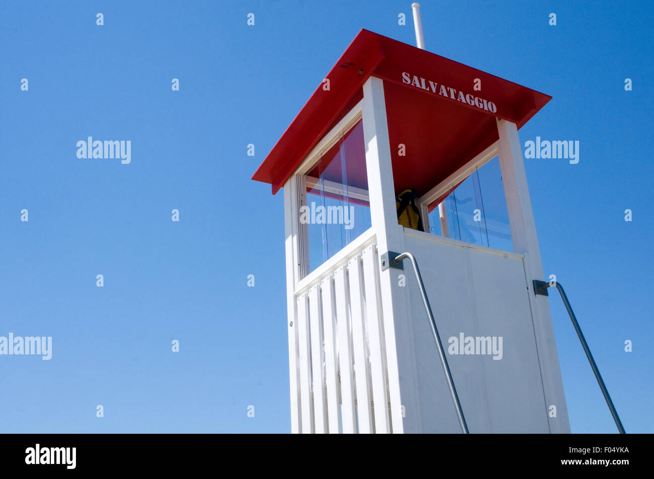 Life Guard bagnini guardie bagnino di salvataggio sul dovere guardare due torri sicurezza spiaggia nuoto nel mare nuotata nuotatori addestrato di sicurezza Foto Stock