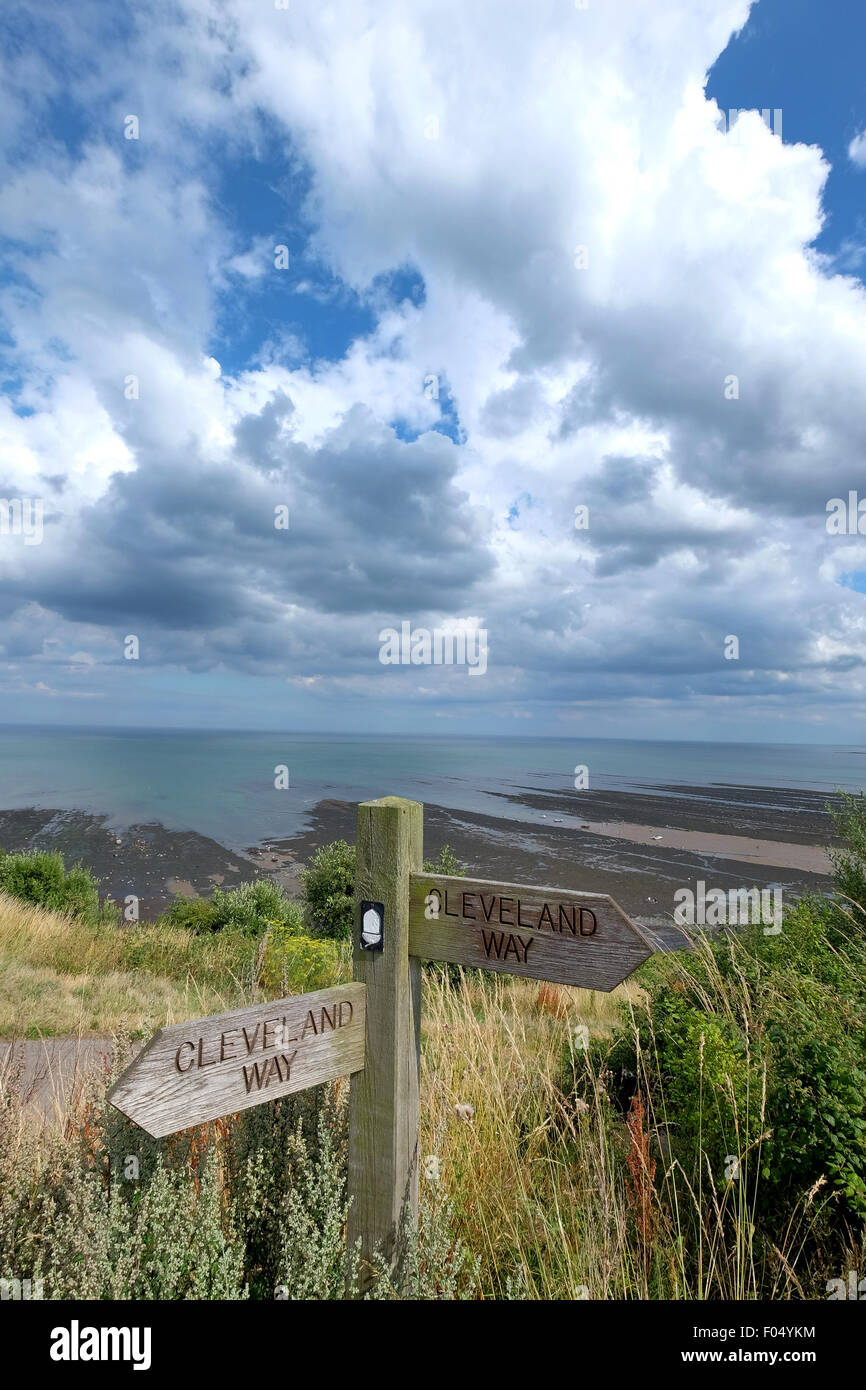 Un cartello per il modo di Cleveland a lunga distanza a piedi a Robin Hood's Bay nel North Yorkshire Foto Stock