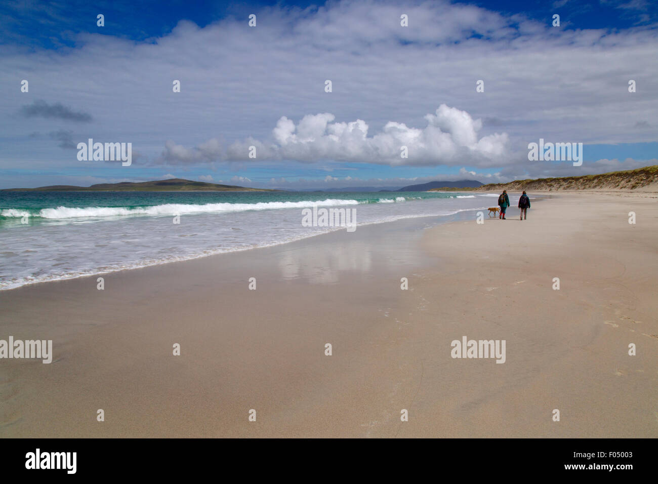 Giovane passeggiate lungo i deserti ciascuna in corrispondenza di Traigh lar North Uist Ebridi Foto Stock
