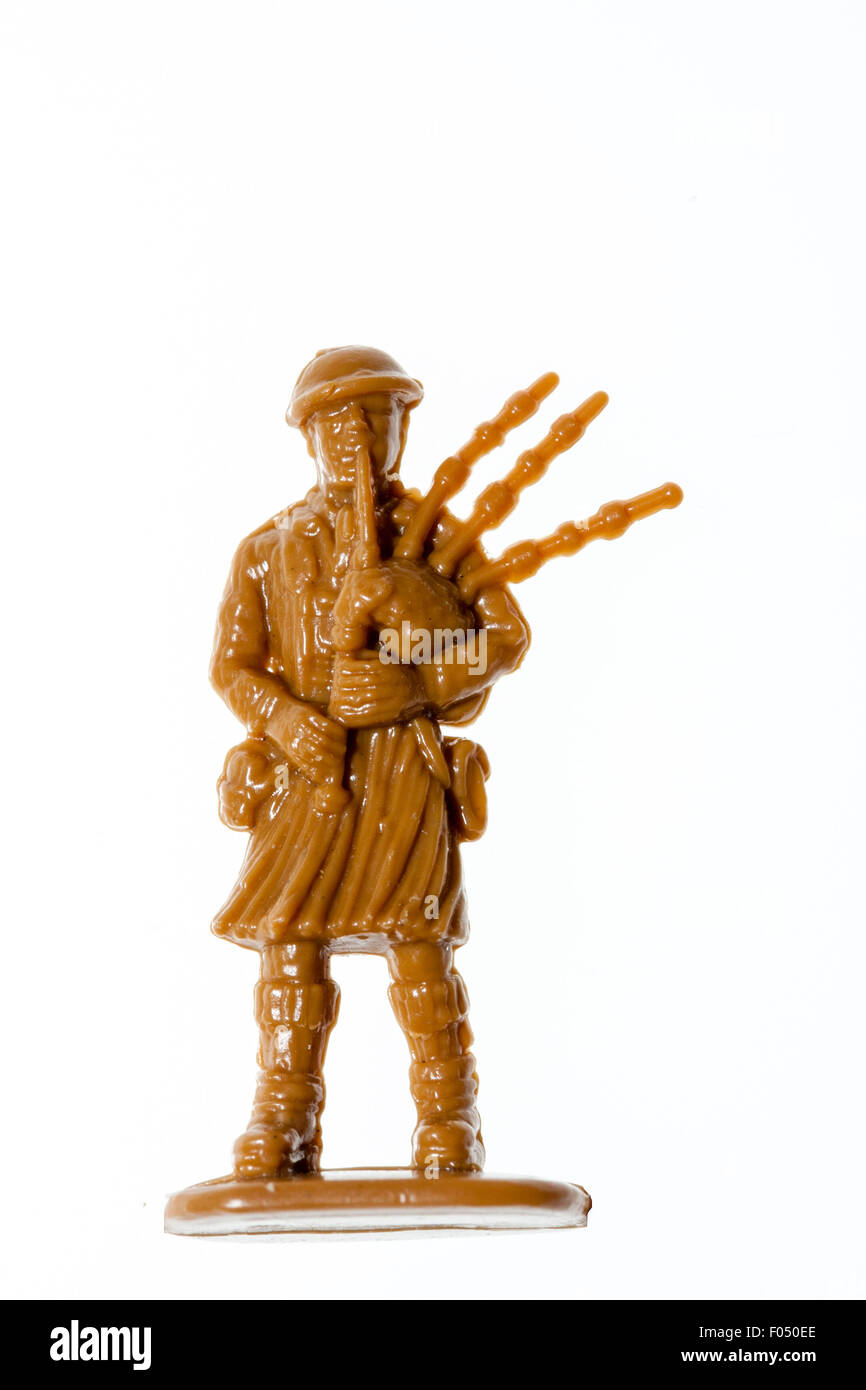 Matchbox HO/00 modello in scala il personaggio giocattolo. 8a Armata seconda guerra mondiale soldato in kilt, avanzando durante la riproduzione di cornamuse contro sfondo bianco. Foto Stock
