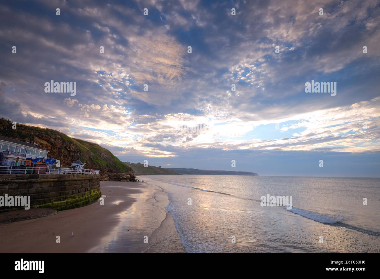 Whitby spiaggia al tramonto, Whitby, North Yorkshire, Regno Unito Foto Stock