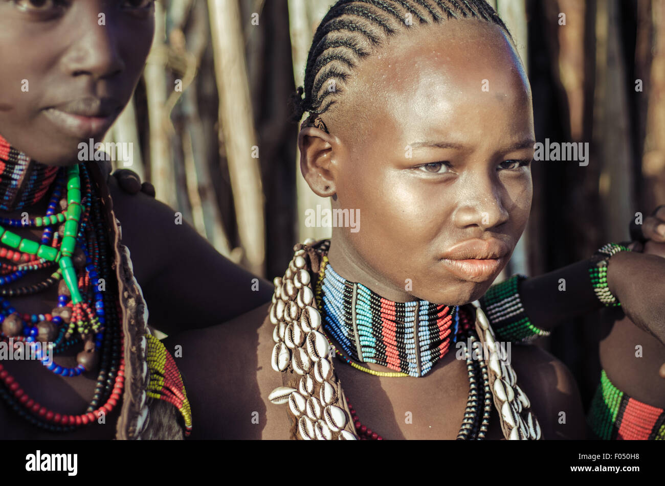 TURMI, Etiopia - 12 agosto: ritratto di unidentified Hamer tribe donna, valle dell'Omo, 12 agosto 2014. Hamer donna normalmente il pettine Foto Stock