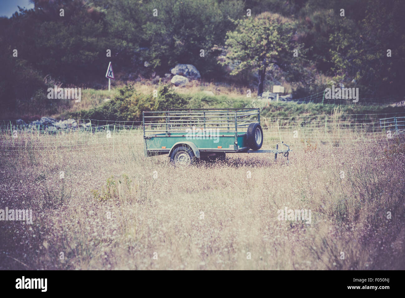 Vecchio rimorchio carico in un luogo rurale. Vintage filtrata shot Foto Stock