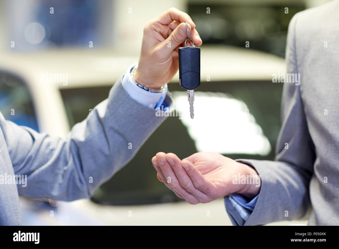 Close up dei maschi di mani con chiave auto in auto salon Foto Stock