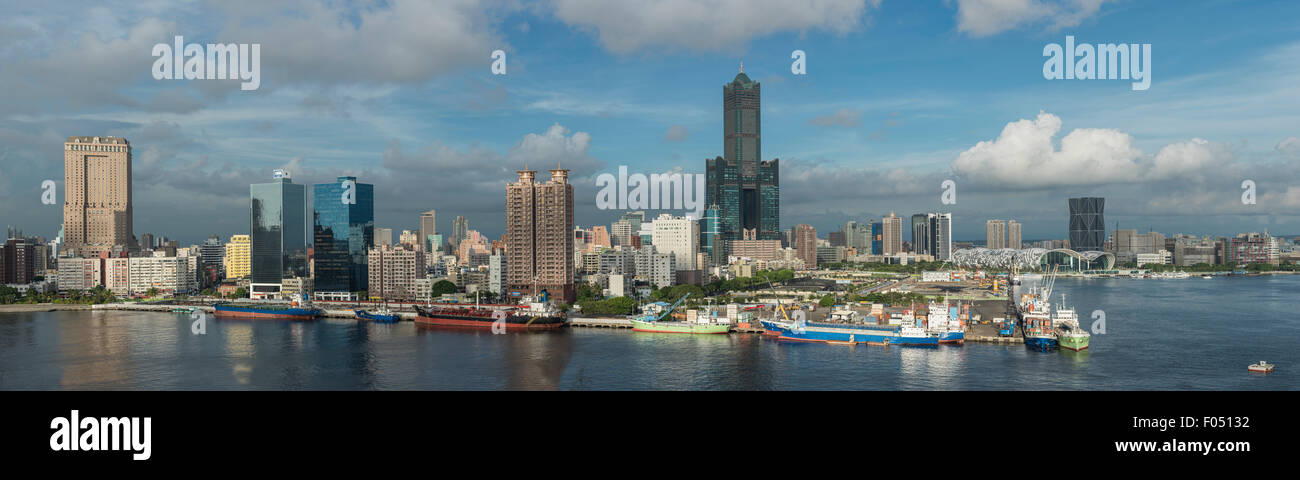 Panorama della città di Kaohsiung e Tuntex Sky Tower e dal porto, Taiwan Foto Stock