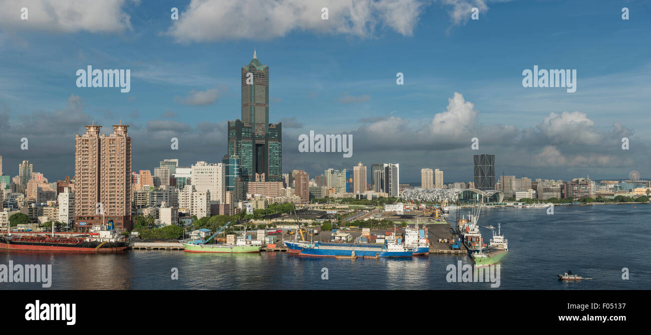 Panorama della città di Kaohsiung e 85 Sky Tower dal porto, Taiwan Foto Stock