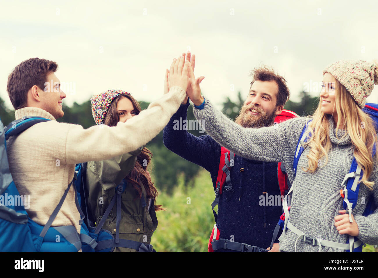 Gruppo di amici sorridente con zaini escursionismo Foto Stock