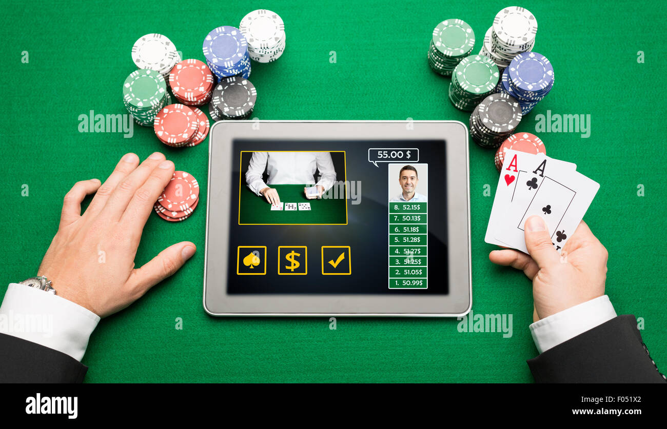 Casino player con cards, tablet pc e trucioli Foto Stock