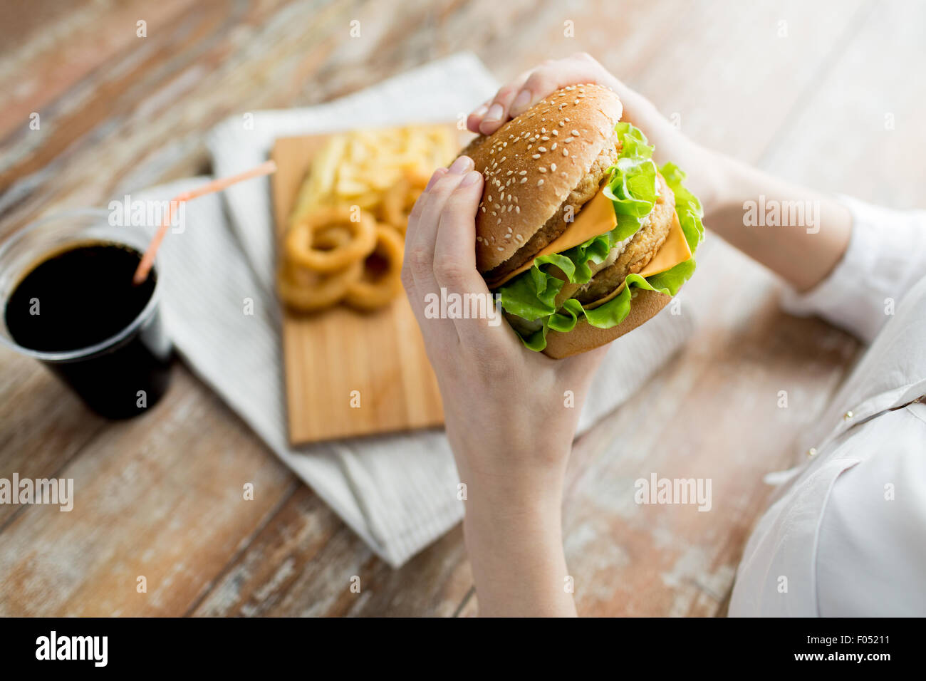 Close up donna mani holding hamburger Foto Stock