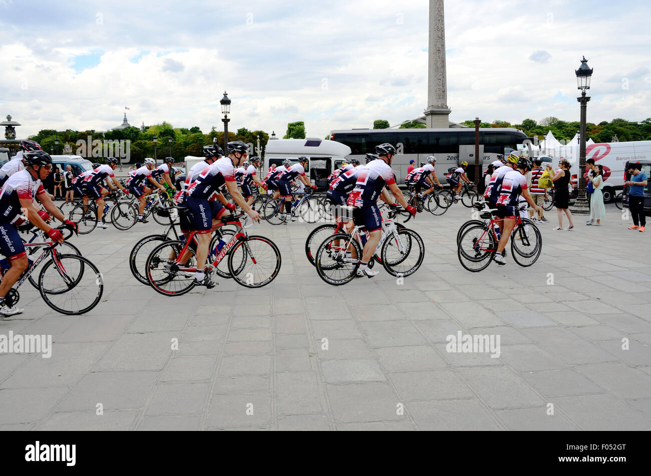Un club di ciclismo assembla e set off da Place de la Concorde a Parigi. Foto Stock