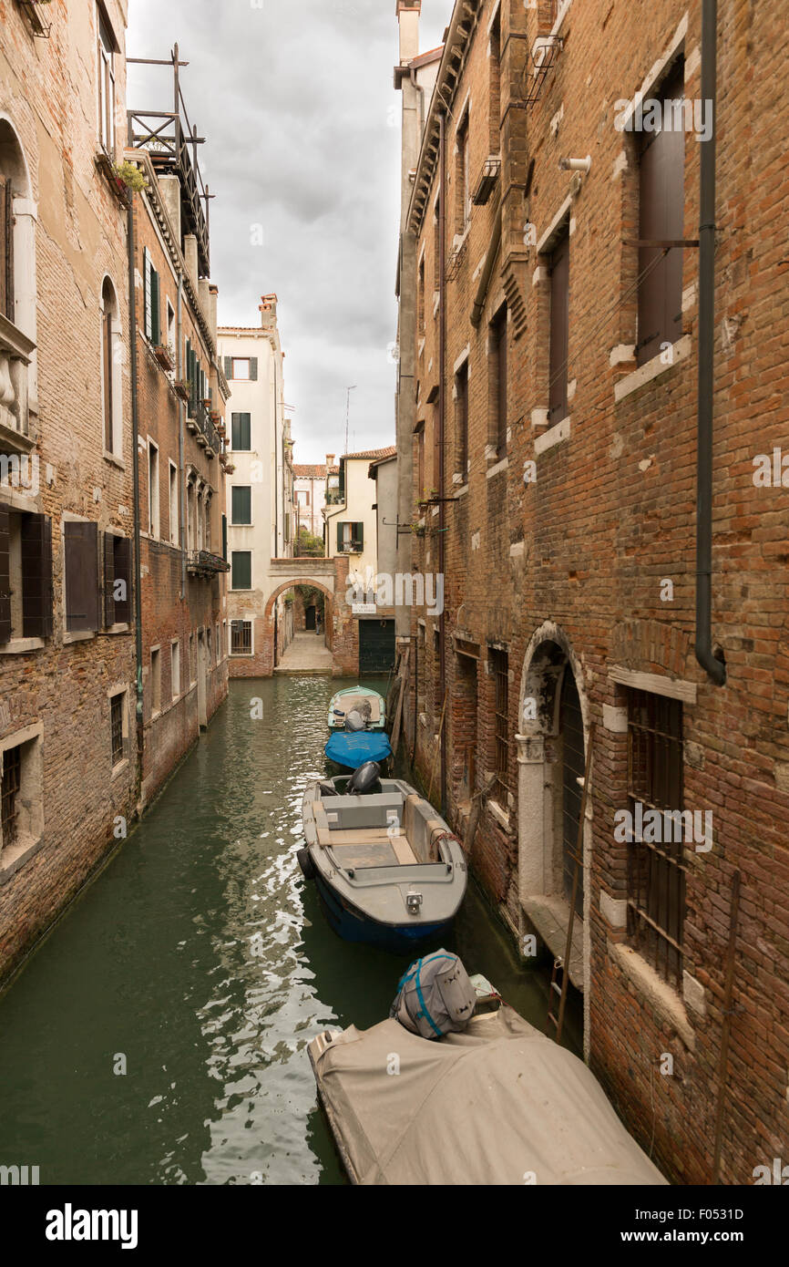Canali di Venezia con barche in primavera Foto Stock