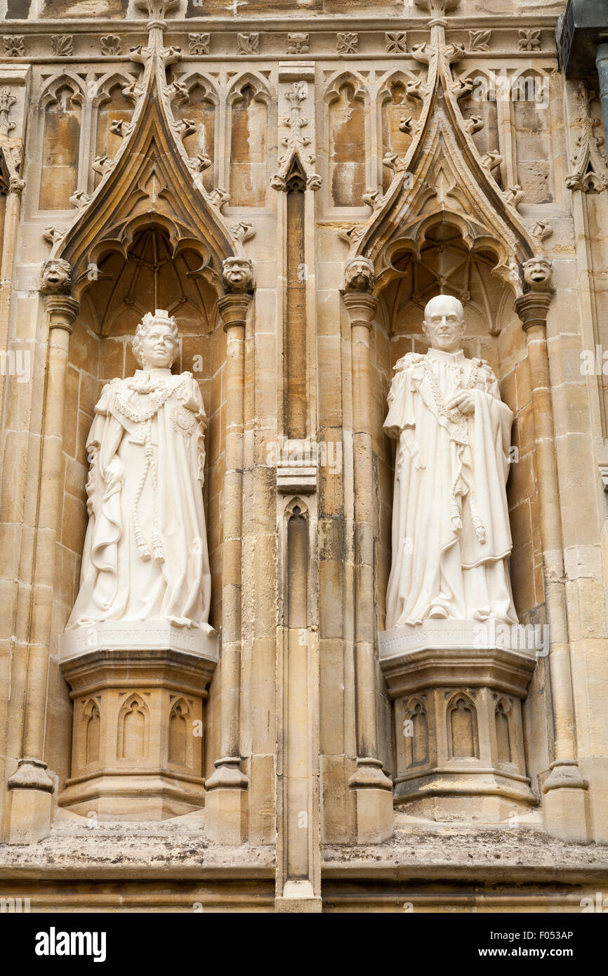 Statue della Regina e del principe Filippo, il Duca di Edimburgo, presso la Cattedrale di Canterbury e dallo scultore Nina Bilbey per contrassegnare la regina del Giubileo di diamante. Regno Unito Foto Stock