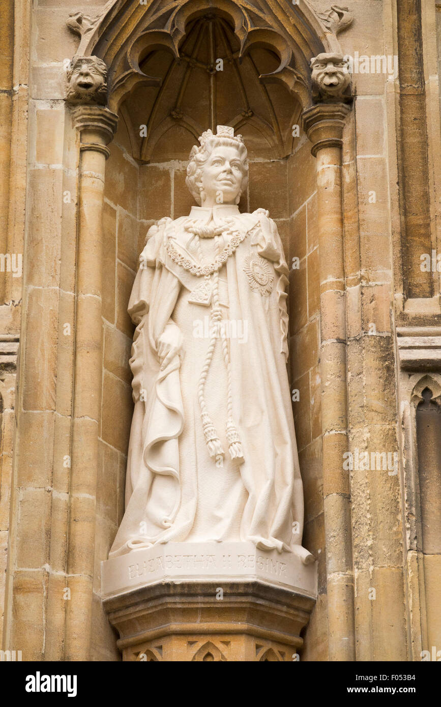 Statua della regina Elisabetta ll secondo II seconda presso la Cattedrale di Canterbury e dallo scultore Nina Bilbey per contrassegnare la regina del Giubileo di diamante. Regno Unito Foto Stock