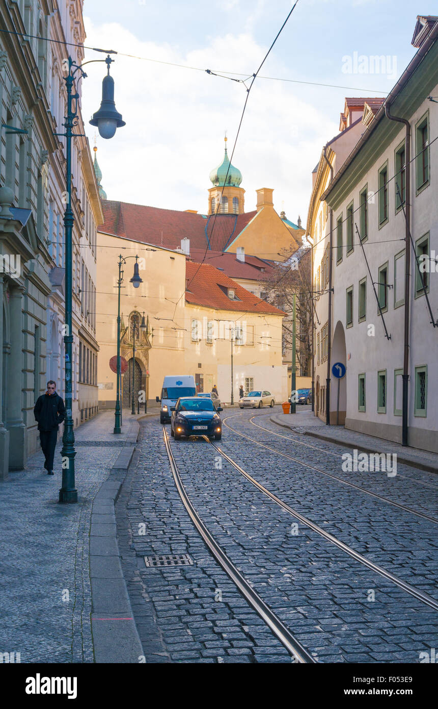 Old town street in con la persona sconosciuta. Praga è considerata una delle più belle città in EUR Foto Stock