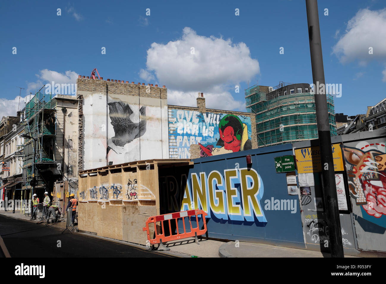 Street Art graffiti e costruzione palizzata sul sito di riqualificazione in Shoreditch East London REGNO UNITO 2015 KATHY DEWITT Foto Stock
