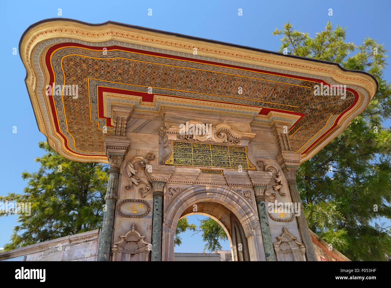 Dettaglio di un gateway nella parte posteriore di Hagia Sophia a Sultanahmet, Istanbul, Turchia. Un bellissimo esempio di Rococò turco. Foto Stock