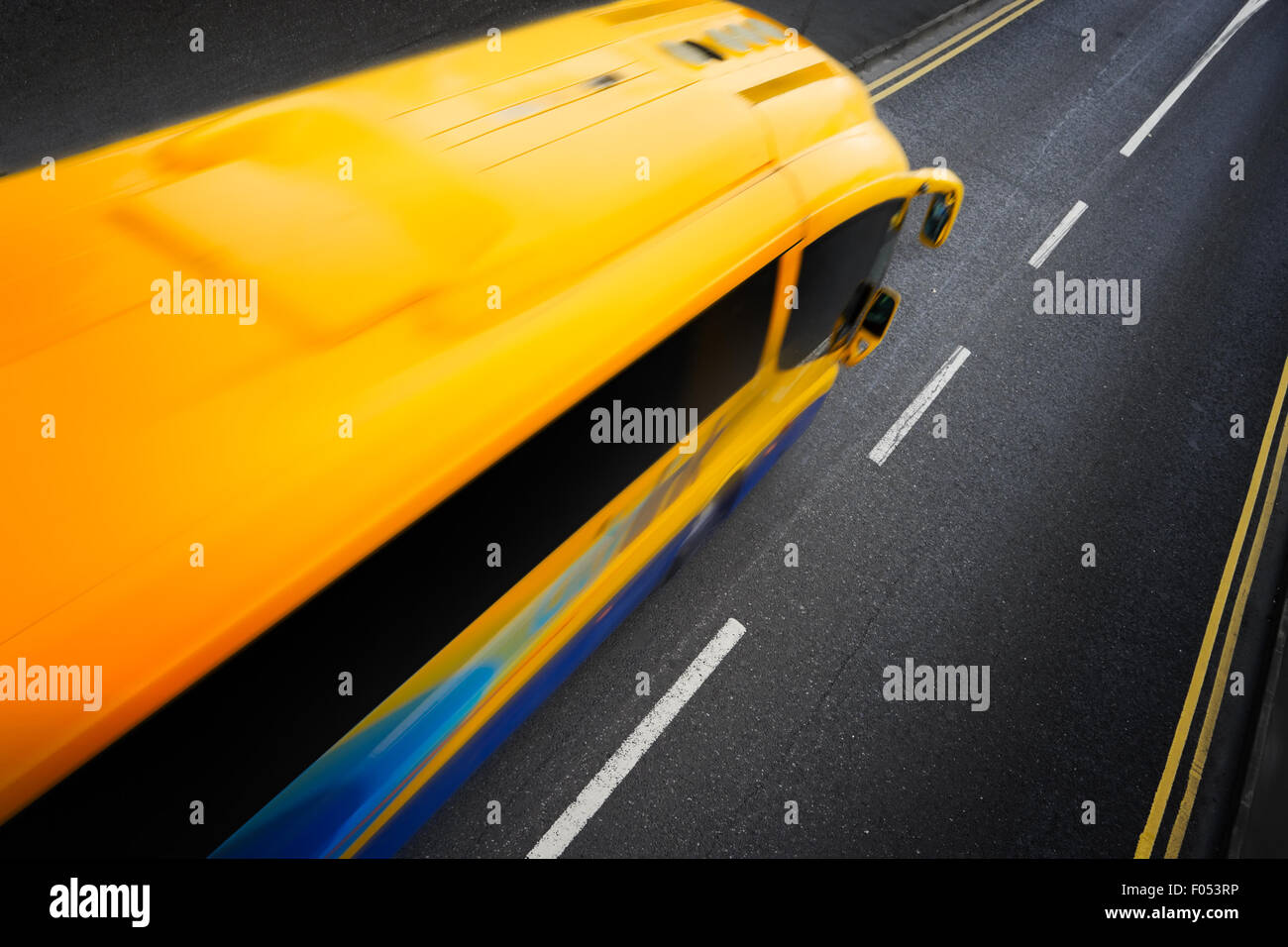 Bus del passeggero in moto sulla strada della città. Abstract Foto Stock
