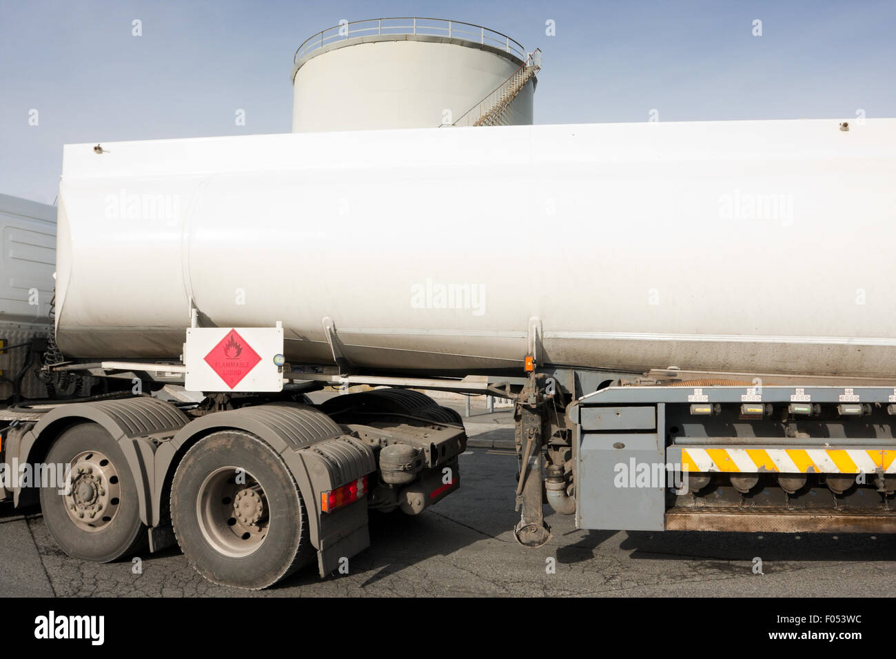 Camion di carburante e benzina industriale dei serbatoi di stoccaggio, dettaglio Foto Stock