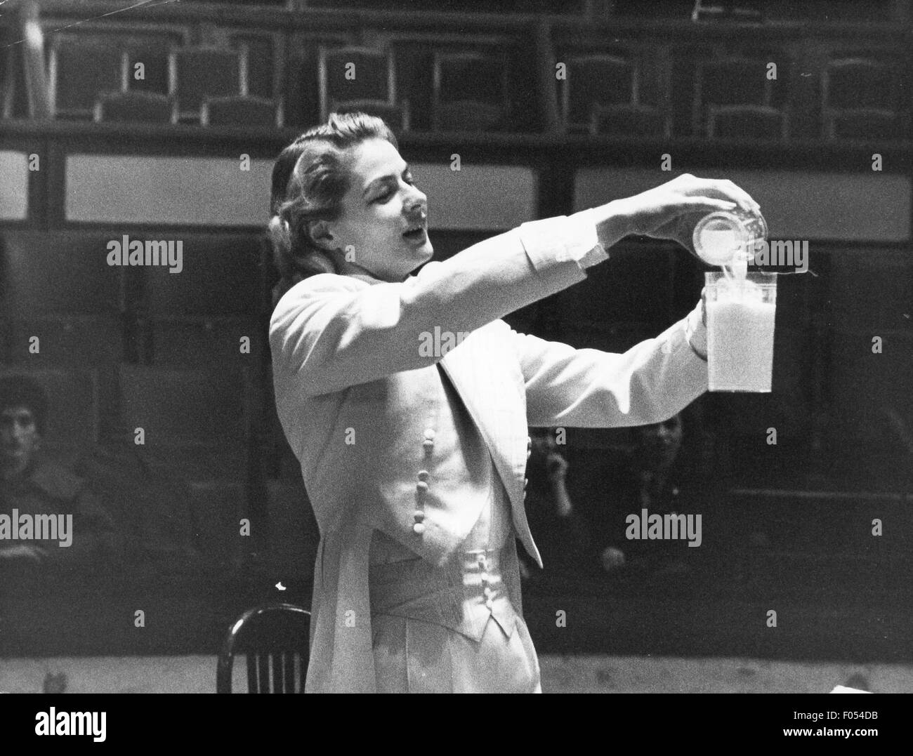 Bergman, Ingrid, 29.8.1915 - 29.8.1982, attrice svedese di mezza lunghezza, durante le prove di gala di Union des Artistes, Cirque d'Hiver, Parigi, 4.3.1957, Foto Stock